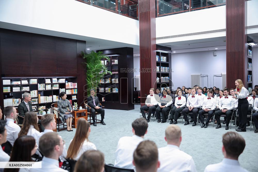 CHINA-BEIJING-PENG LIYUAN-GERMAN STUDENTS AND TEACHERS-MEETING (CN)