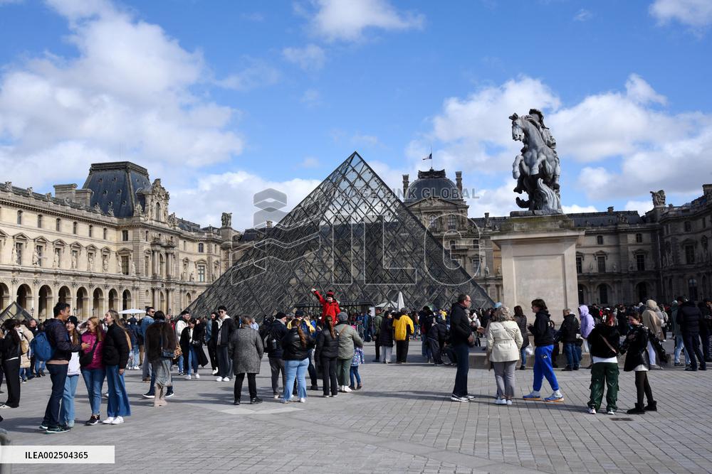 France Raises Terror Alert Level - Paris