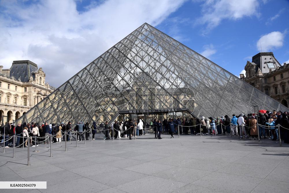 France Raises Terror Alert Level - Paris