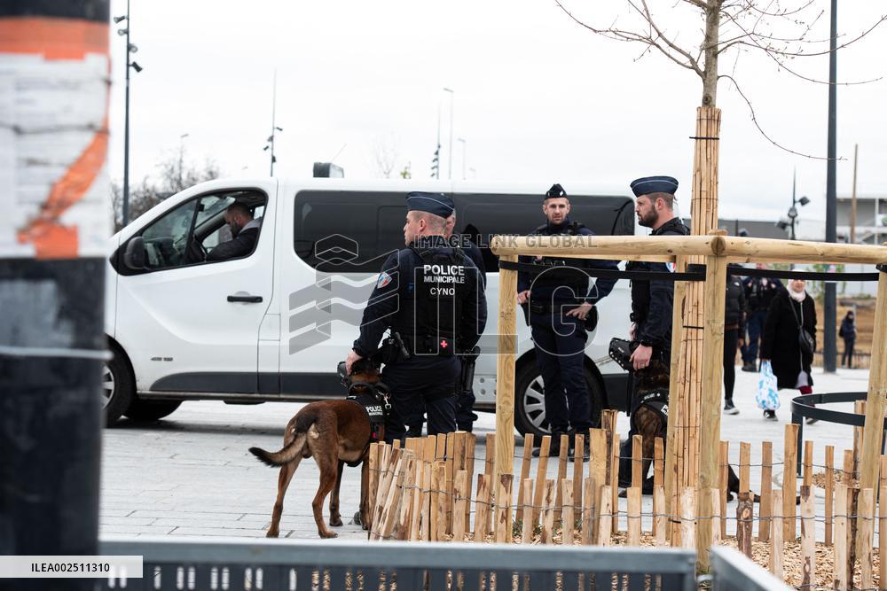 Darmanin visits the "Place Nette XXL" operation - Saint Denis