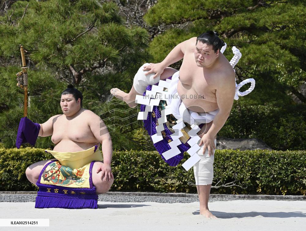 Sumo: Terunofuji performs ring-entering ritual