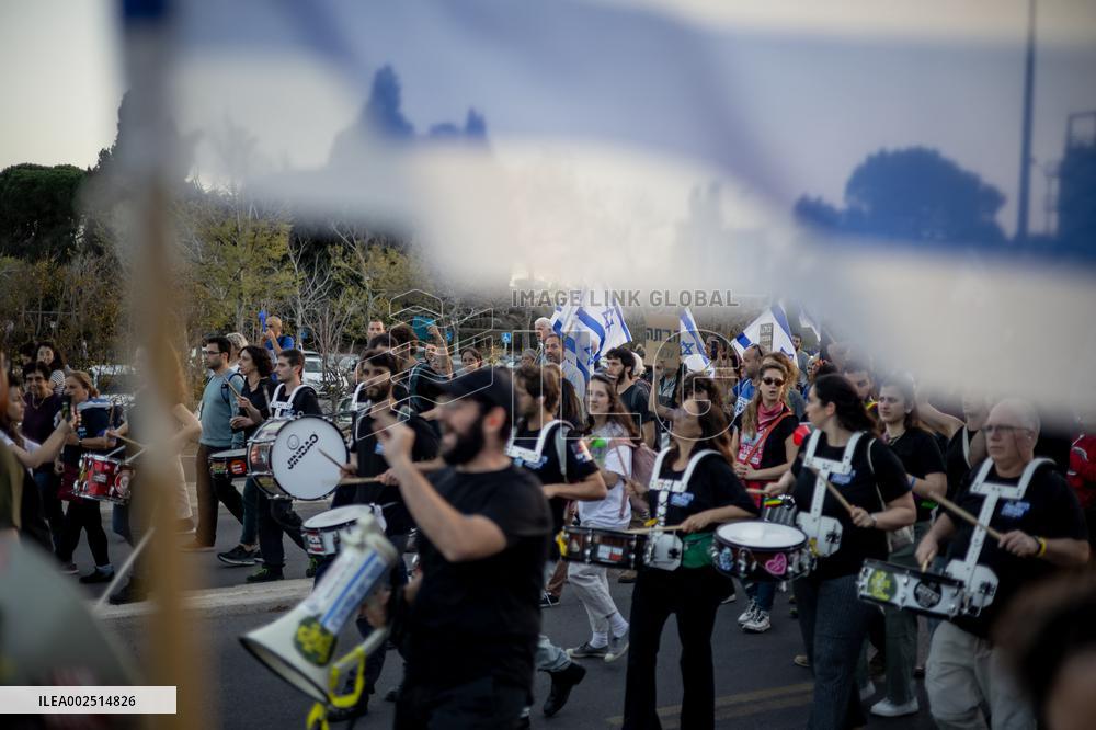 Tens of thousands take part in antigovernment protests - Jerusalem