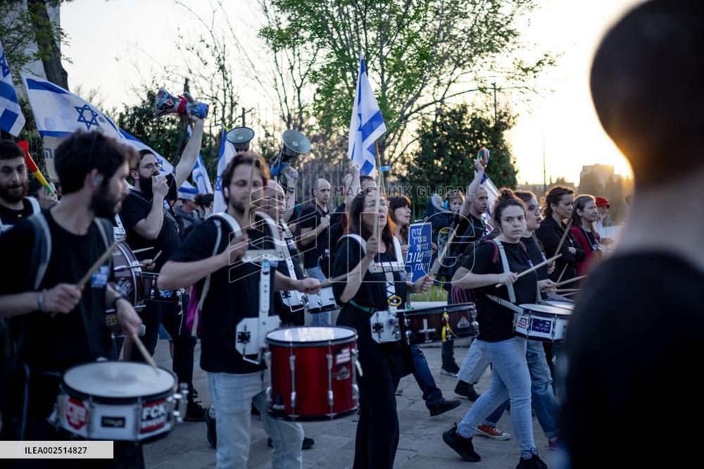 Tens of thousands take part in antigovernment protests - Jerusalem
