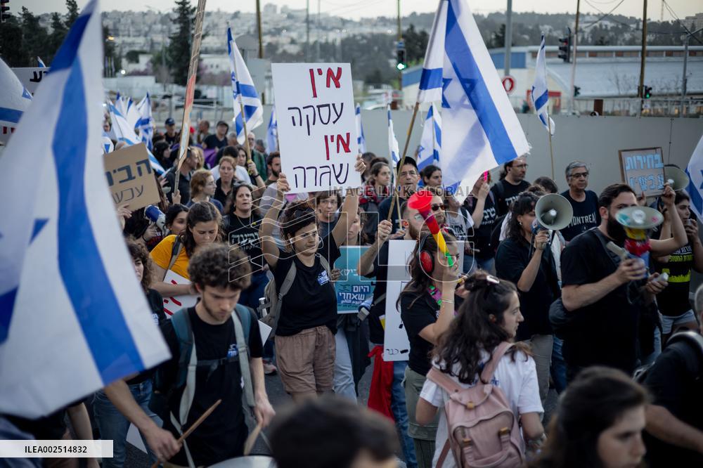 Tens of thousands take part in antigovernment protests - Jerusalem