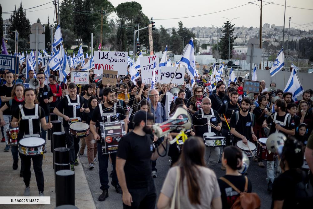 Tens of thousands take part in antigovernment protests - Jerusalem
