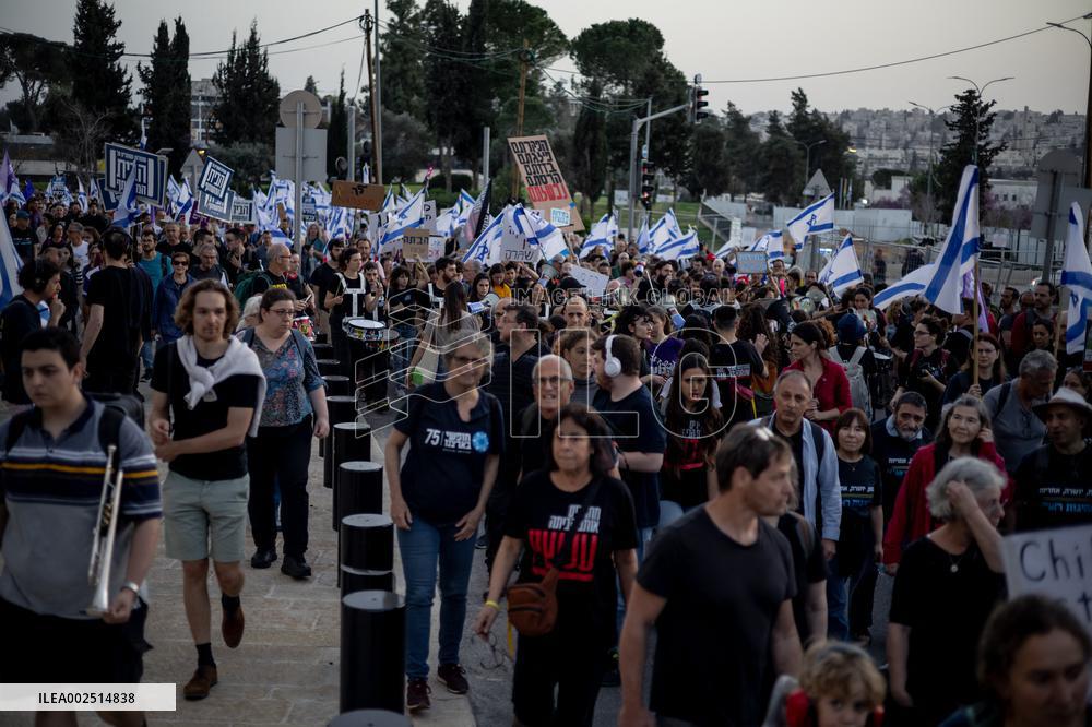 Tens of thousands take part in antigovernment protests - Jerusalem