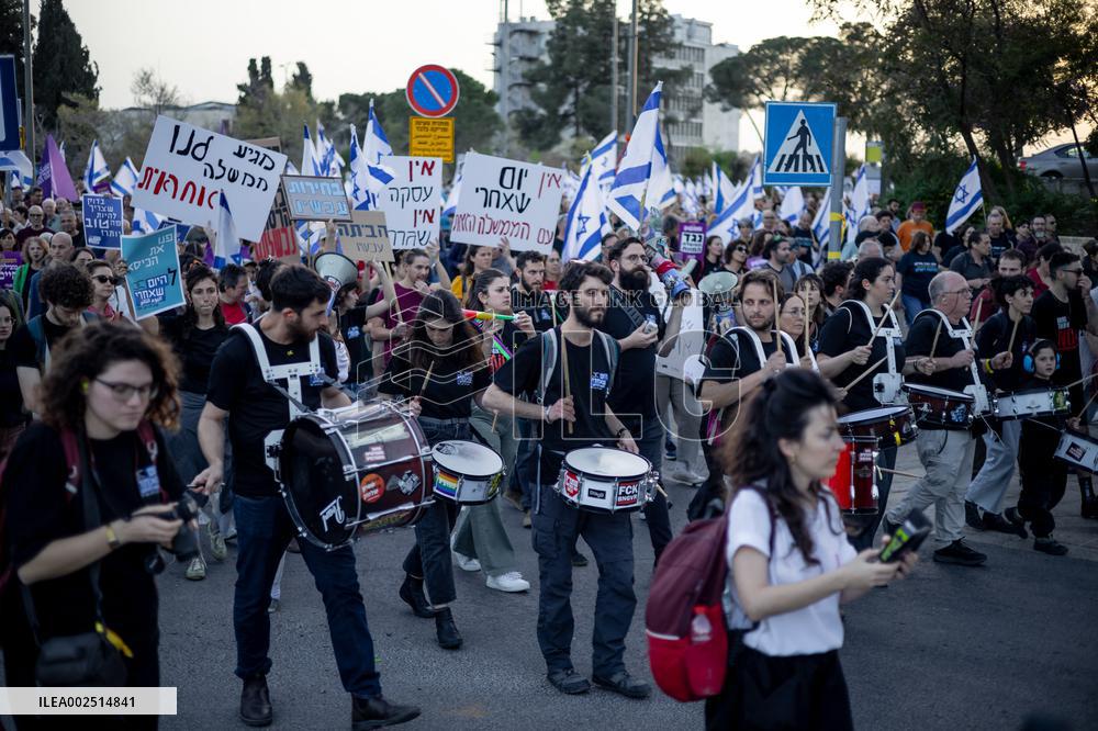 Tens of thousands take part in antigovernment protests - Jerusalem