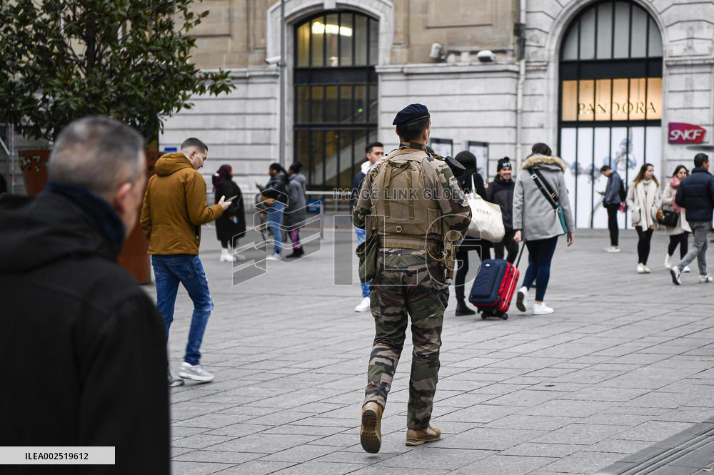 Illustration Soldats Militaires Operation Sentinelle - Paris