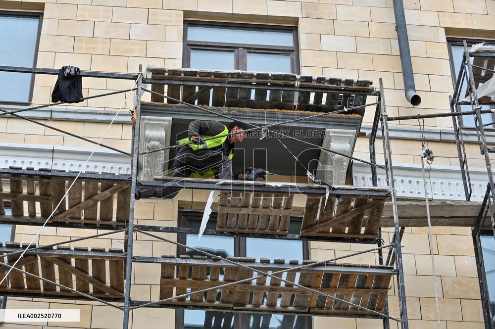 Restoration of five-story building damaged by Russian missile strike continues in Zaporizhzhia