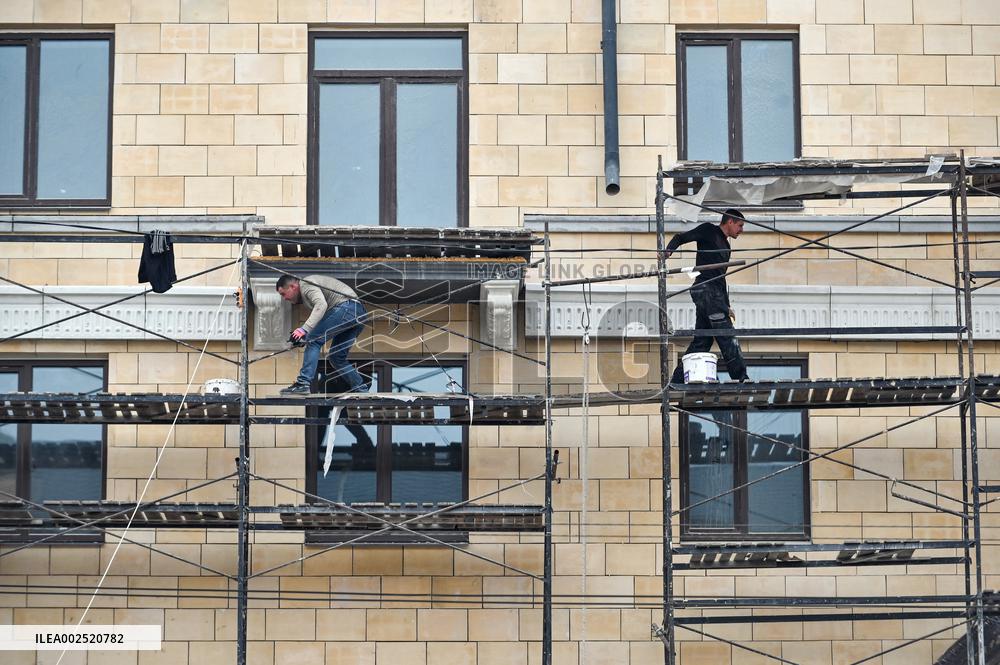 Restoration of five-story building damaged by Russian missile strike continues in Zaporizhzhia