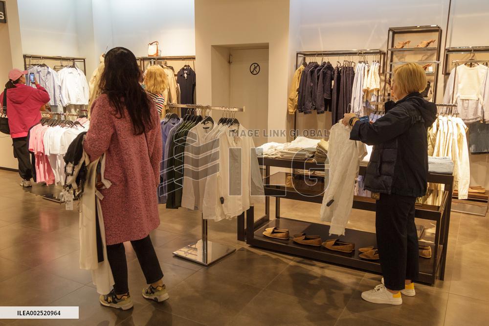 Branded clothing store reopens in Kyiv