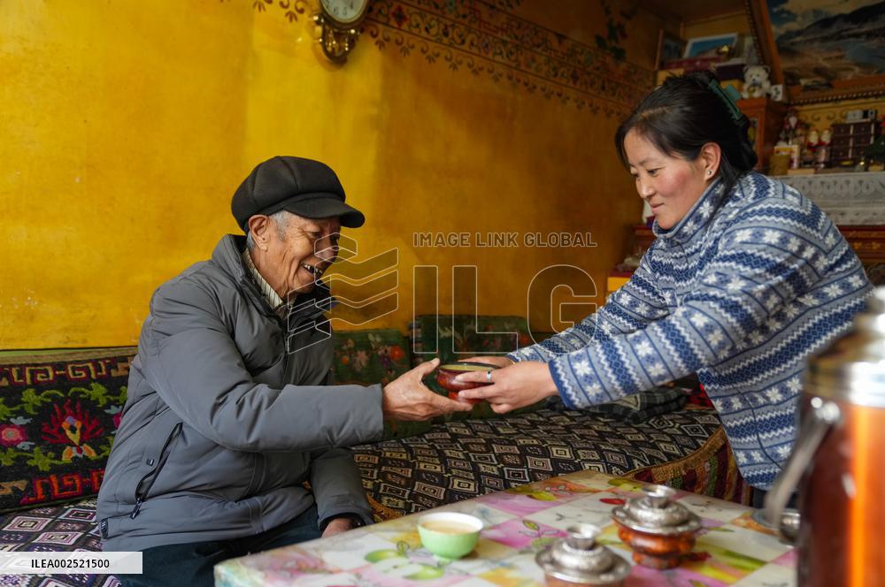 (InXizang)CHINA-XIZANG-FORMER SERF-NEW LIFE-LOZANG GONPO(CN)