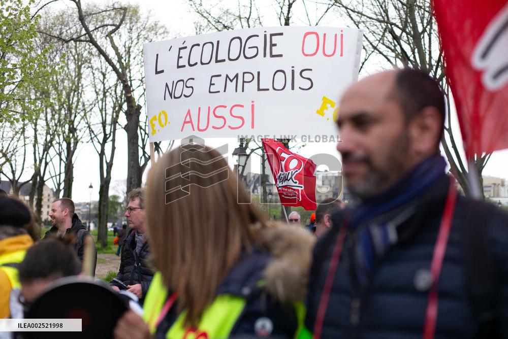 Demonstration By Tefal Employees And Management - Paris