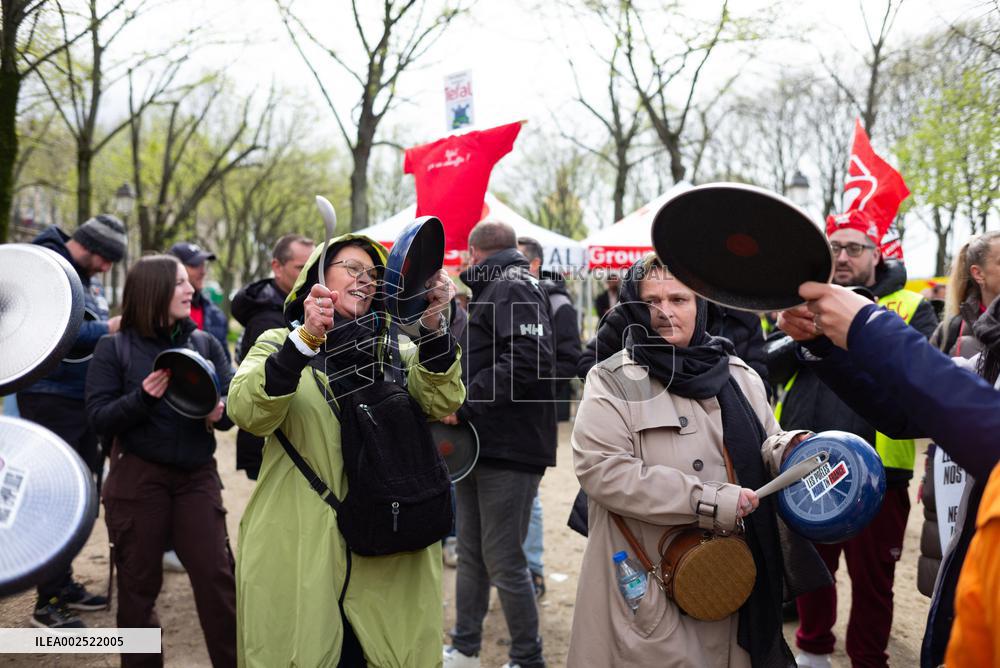 Demonstration By Tefal Employees And Management - Paris