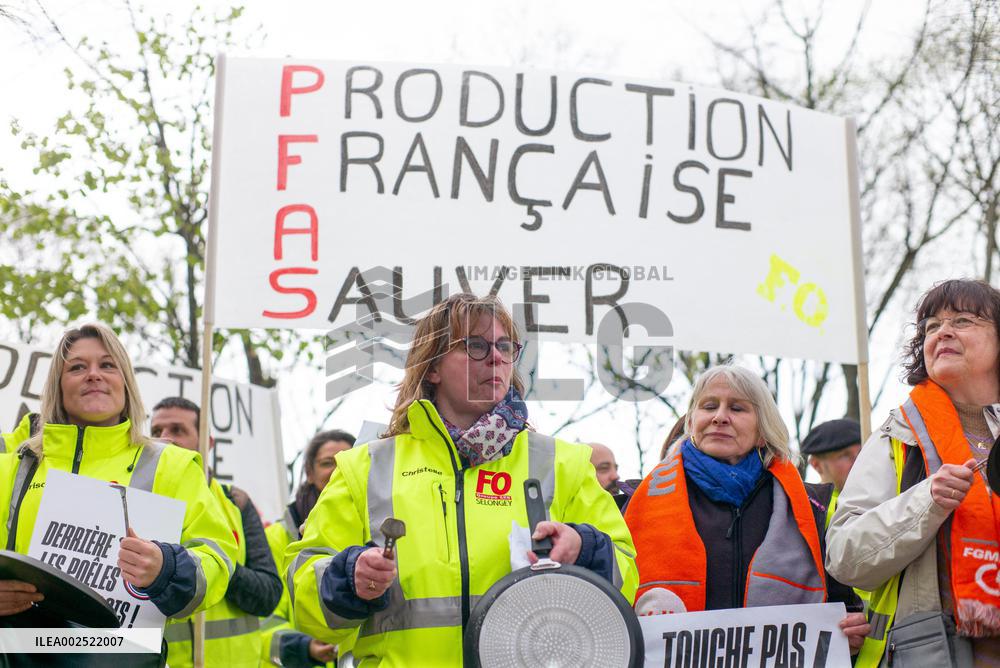 Demonstration By Tefal Employees And Management - Paris