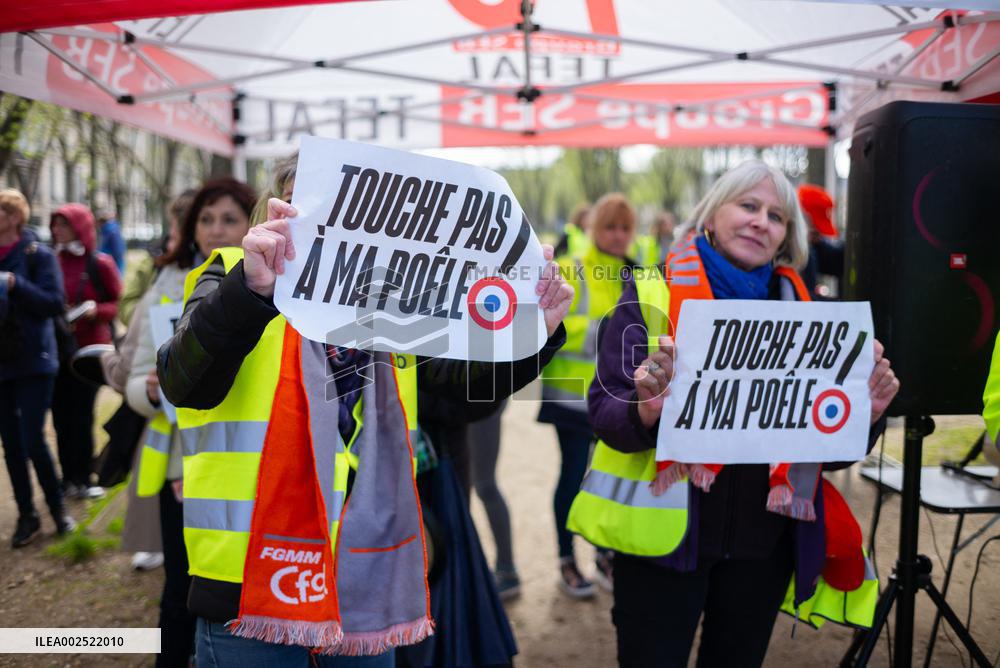 Demonstration By Tefal Employees And Management - Paris