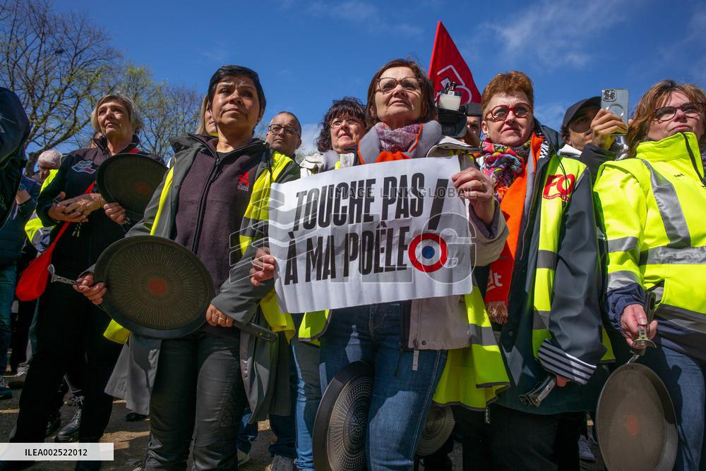 Demonstration By Tefal Employees And Management - Paris