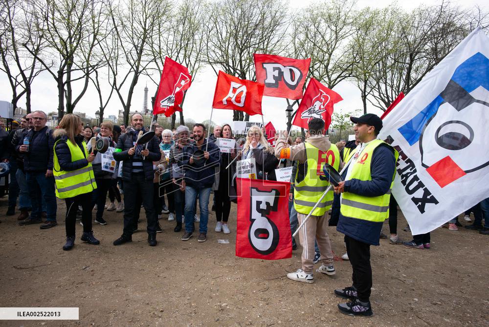 Demonstration By Tefal Employees And Management - Paris