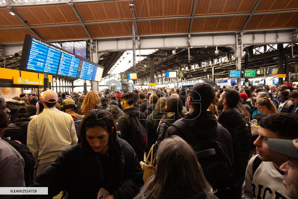 Saint-Lazare Station Evacuated Due To Suspicious Package - Paris