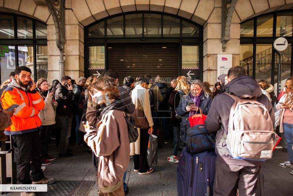 Saint-Lazare Station Evacuated Due To Suspicious Package - Paris