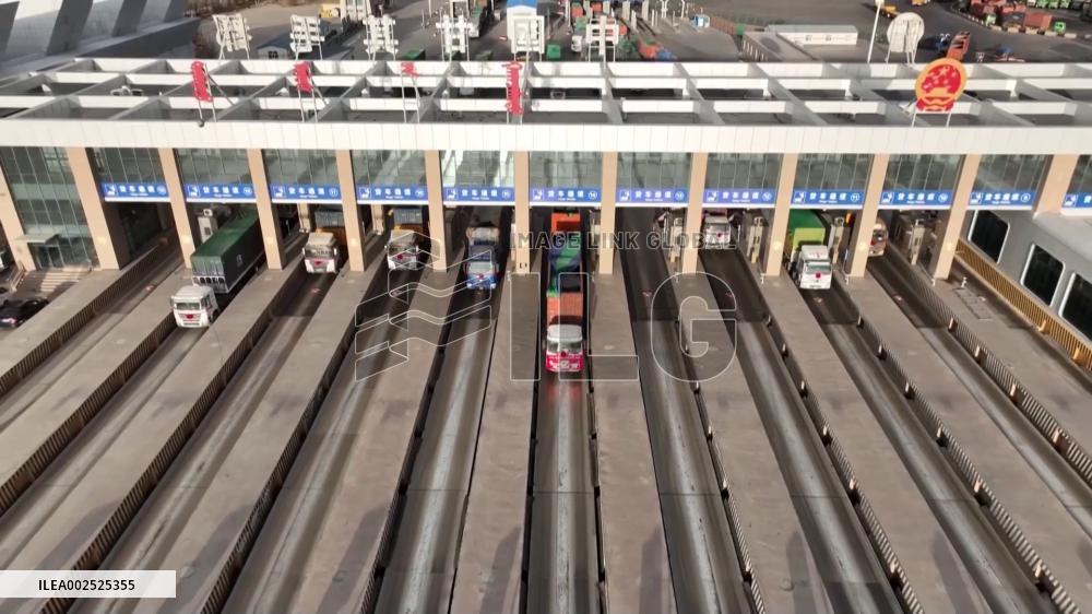 China-Mongolia highway port handles over 10 mln tonnes of goods in 2024