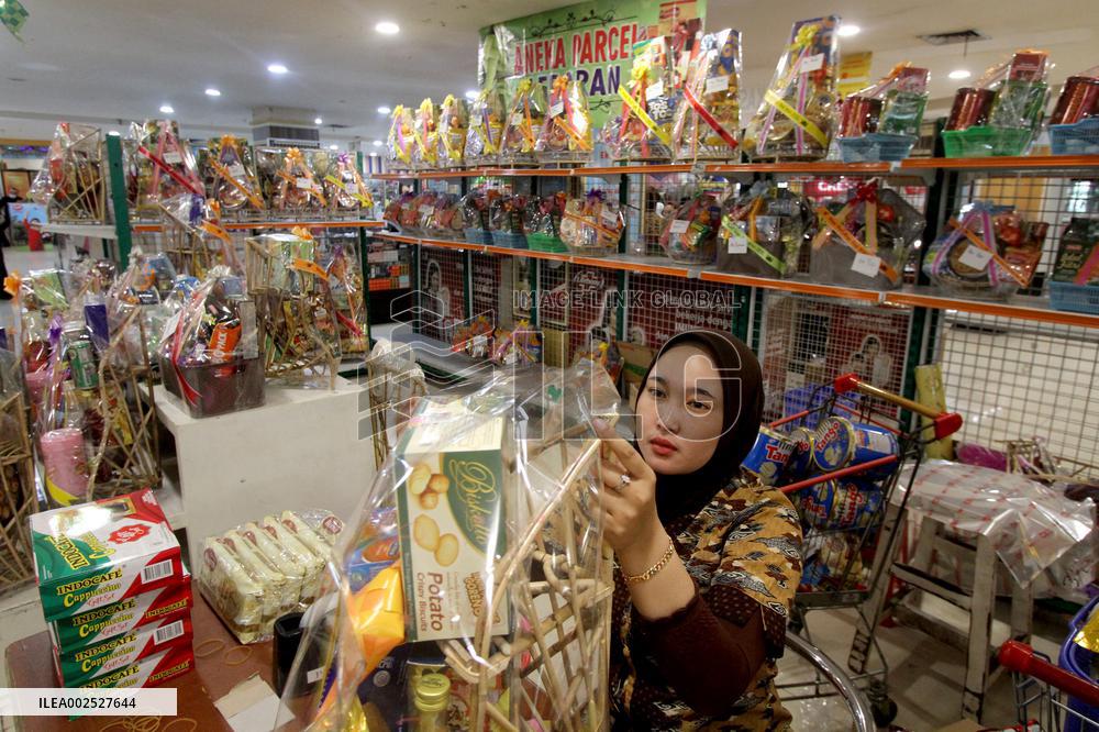 INDONESIA-SURAKARTA-EID AL-FITR-GIFT HAMPERS