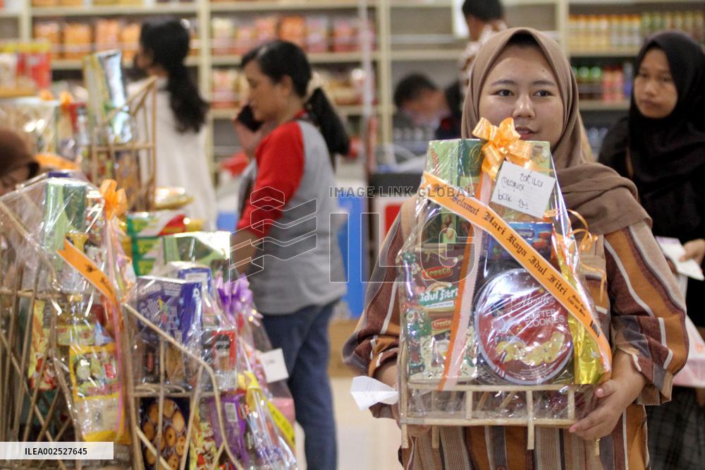 INDONESIA-SURAKARTA-EID AL-FITR-GIFT HAMPERS