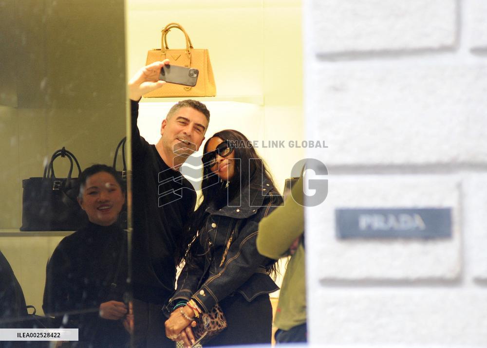 Naomi Campbell Shopping - Milan