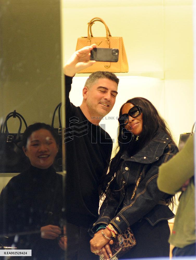 Naomi Campbell Shopping - Milan