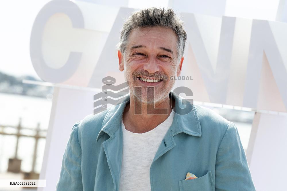Ici Tout Commence Photocall - 7th Canneseries International Festival - Day 2 - Cannes