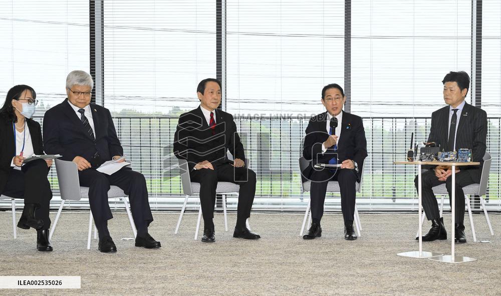 Japan PM Kishida visits TSMC's Kumamoto plant