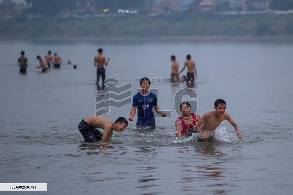 LAOS-VIENTIANE-LEISURE