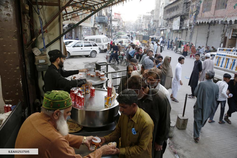 PAKISTAN-RAWALPINDI-RAMADAN-CHARITY-FREE FOOD