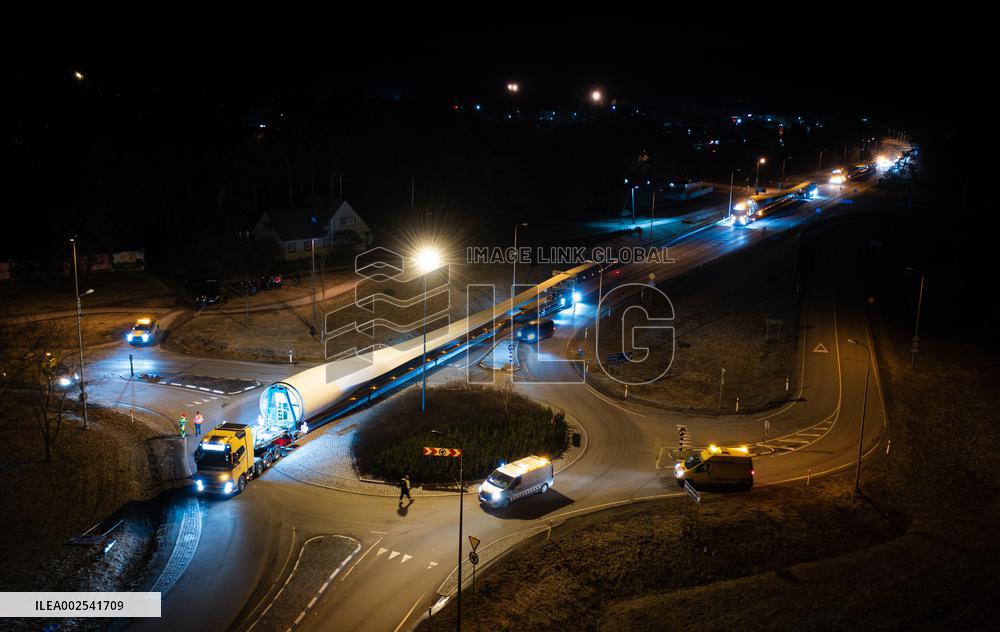 Transportation of wind turbine components