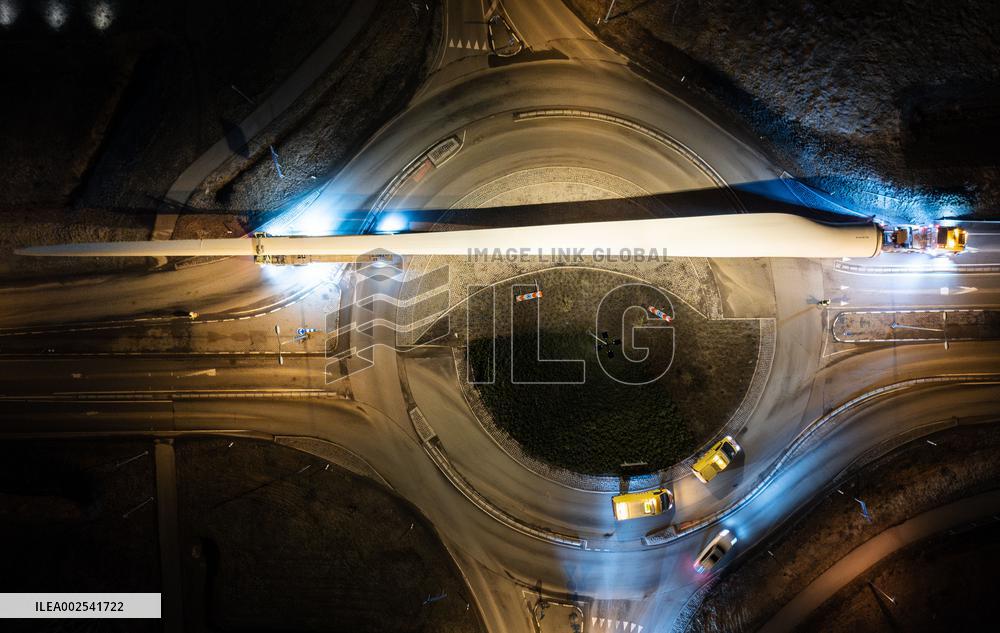 Transportation of wind turbine components