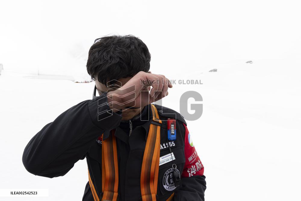 CHINA-YUNNAN-LIJIANG-YULONG SNOW MOUNTAIN-CLEANERS (CN)