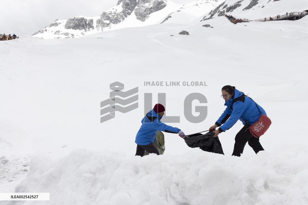 CHINA-YUNNAN-LIJIANG-YULONG SNOW MOUNTAIN-CLEANERS (CN)