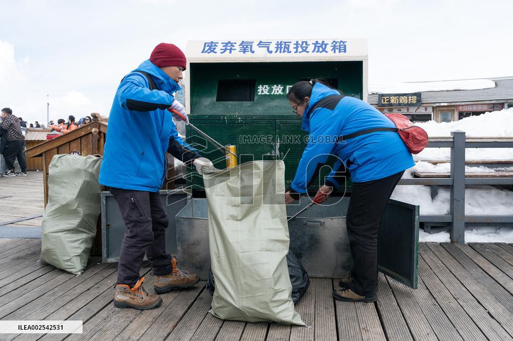 CHINA-YUNNAN-LIJIANG-YULONG SNOW MOUNTAIN-CLEANERS (CN)