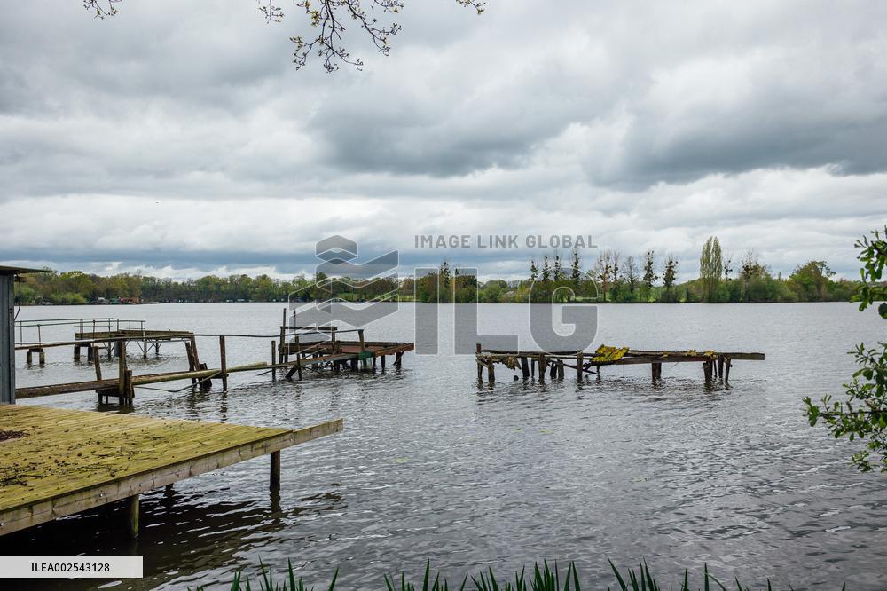 Carcraon Pond Polluted With Eternal Pollutants - Domalain