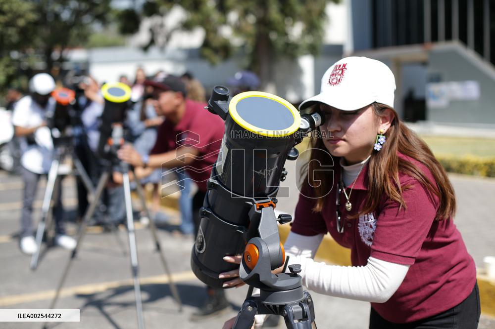 MEXICO-MEXICO CITY-SOLAR ECLIPSE