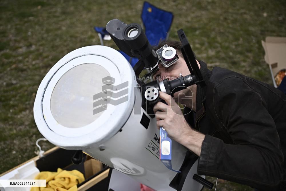 North America Awed By Total Solar Eclipse - Canada