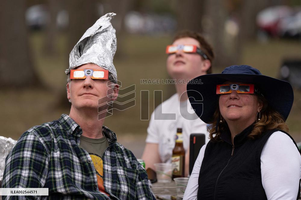 North America Awed By Total Solar Eclipse - Canada