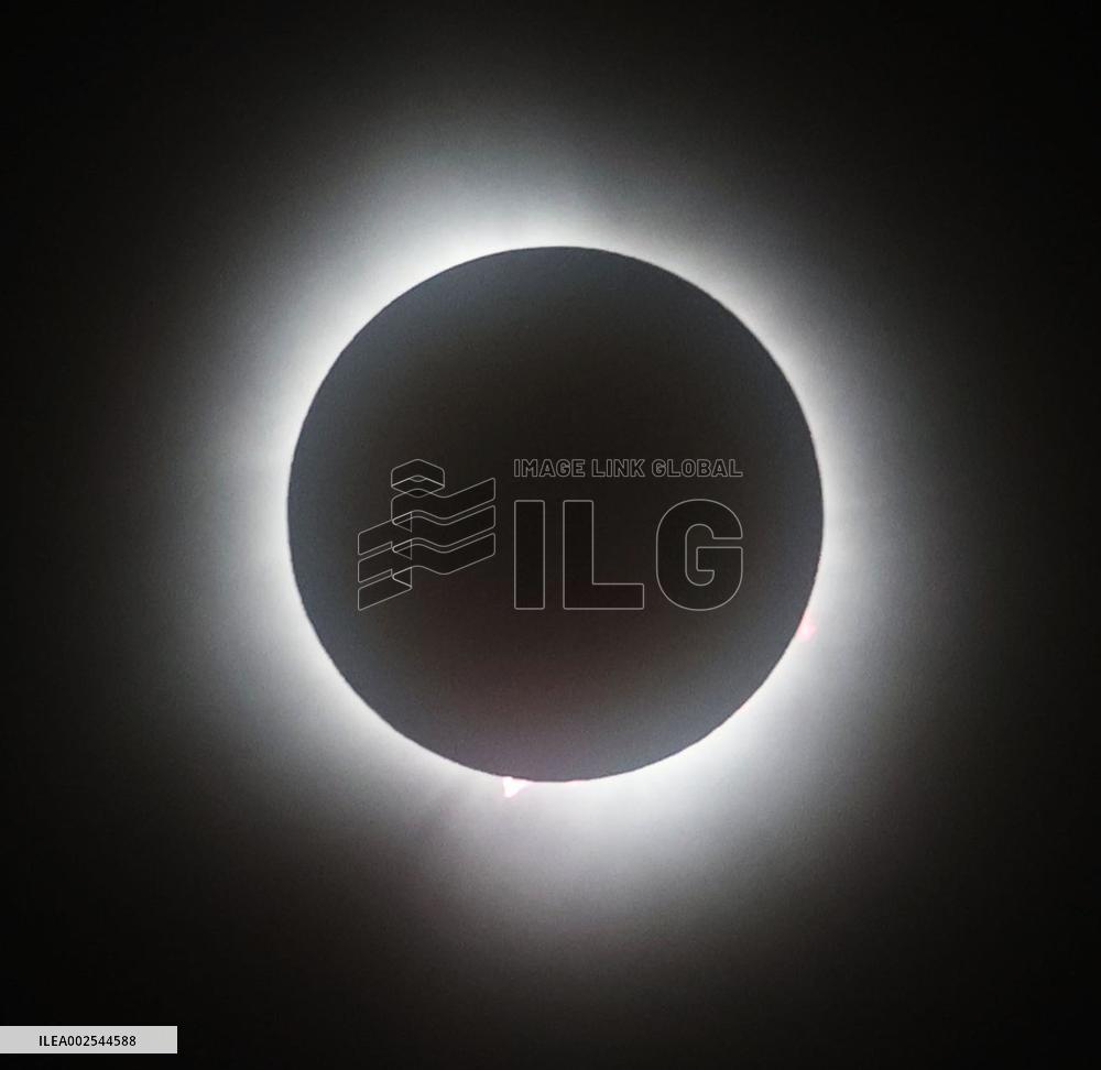 Total solar eclipse sweeps across N. American continent