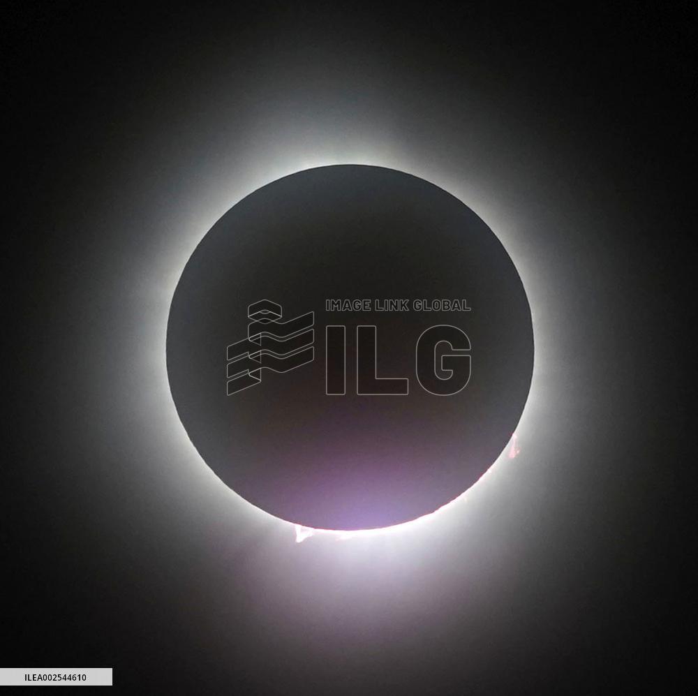 Total solar eclipse sweeps across N. American continent