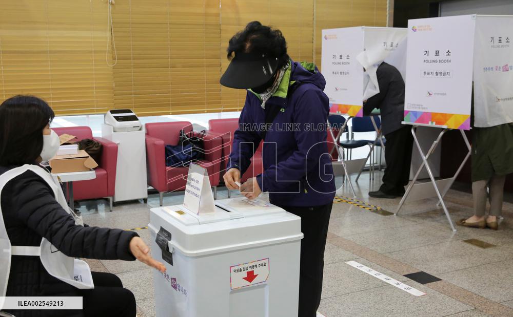 (FOCUS)SOUTH KOREA-SEOUL-PARLIAMENTARY ELECTION-VOTING