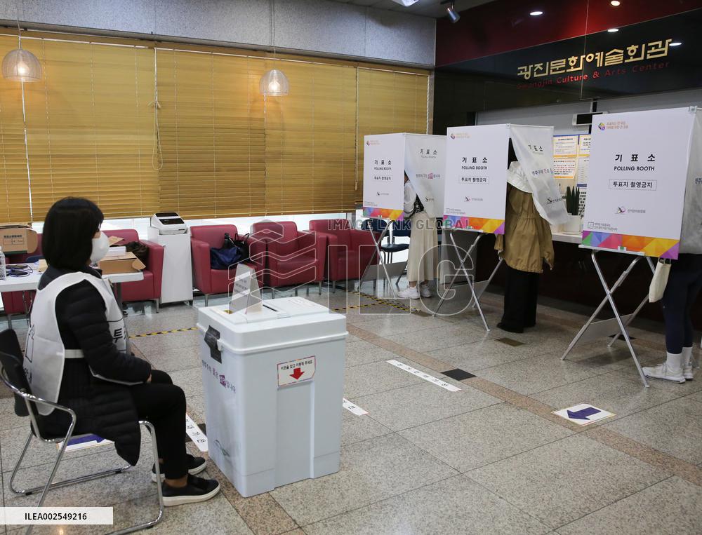 (FOCUS)SOUTH KOREA-SEOUL-PARLIAMENTARY ELECTION-VOTING