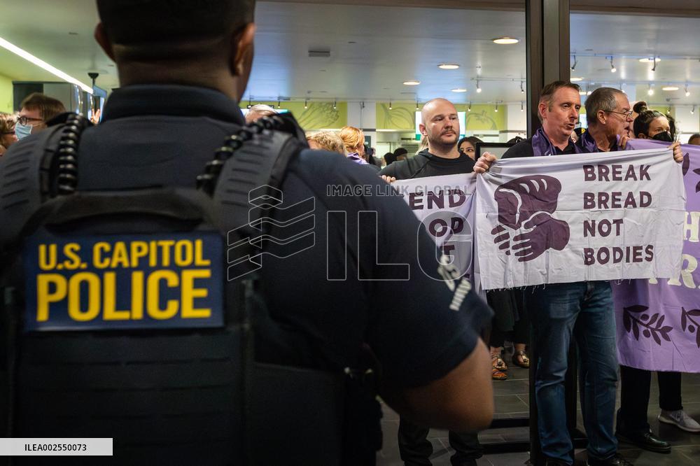 Christian Peace Activists Arrested At The Senate - Washington
