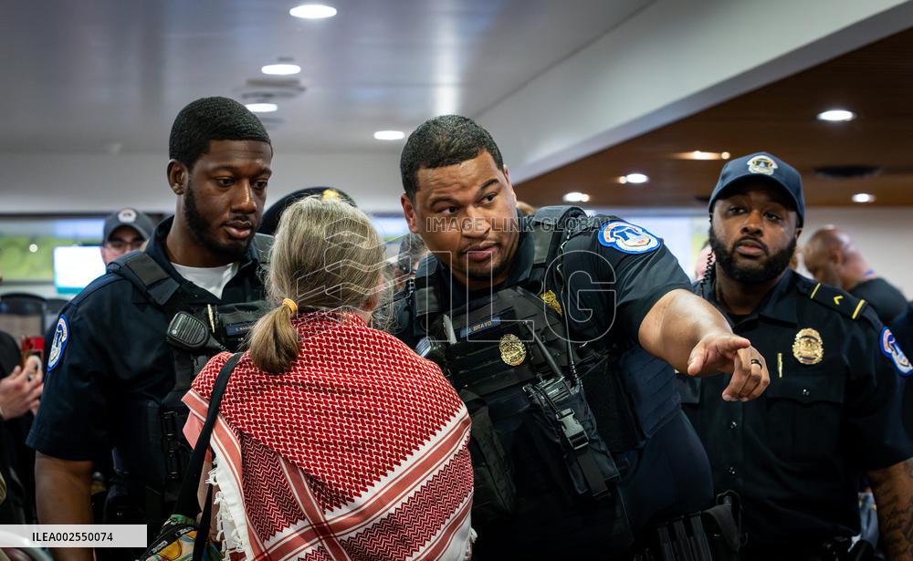 Christian Peace Activists Arrested At The Senate - Washington