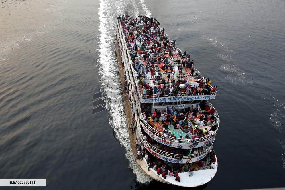 Thousands Pack For Eid-ul-Fitr Festival - Dhaka