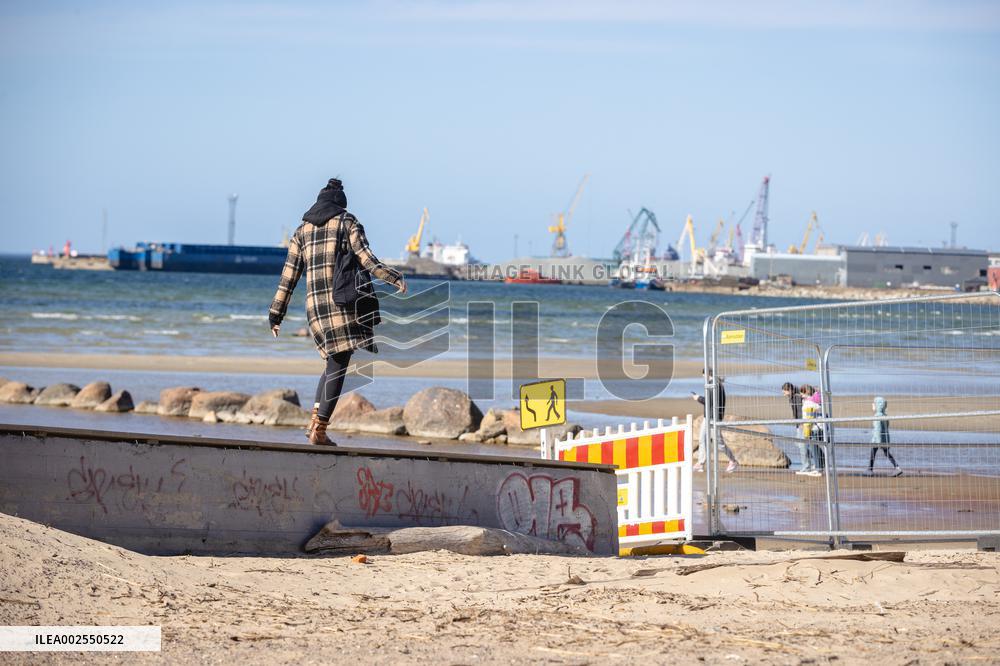 Preparations for the cleanup of oil spill in Stroomi beach